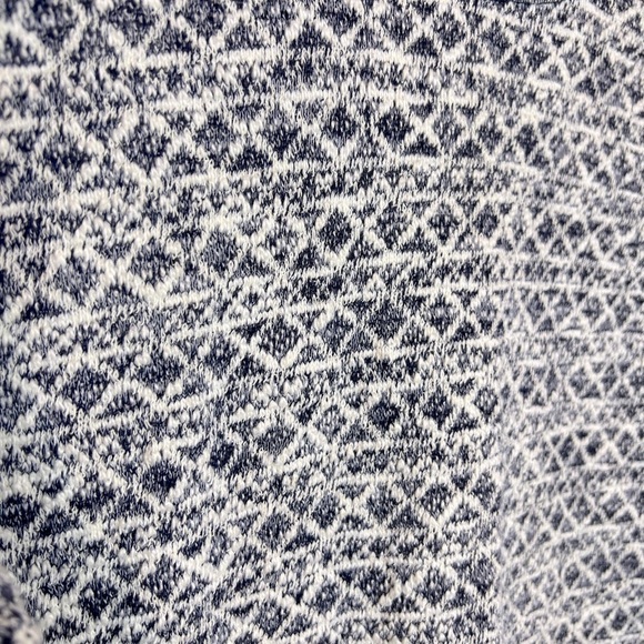 B14.16 Forever 21 Black & White Crew Neck Cropped Sweater Women's Size M - Picture 2 of 4